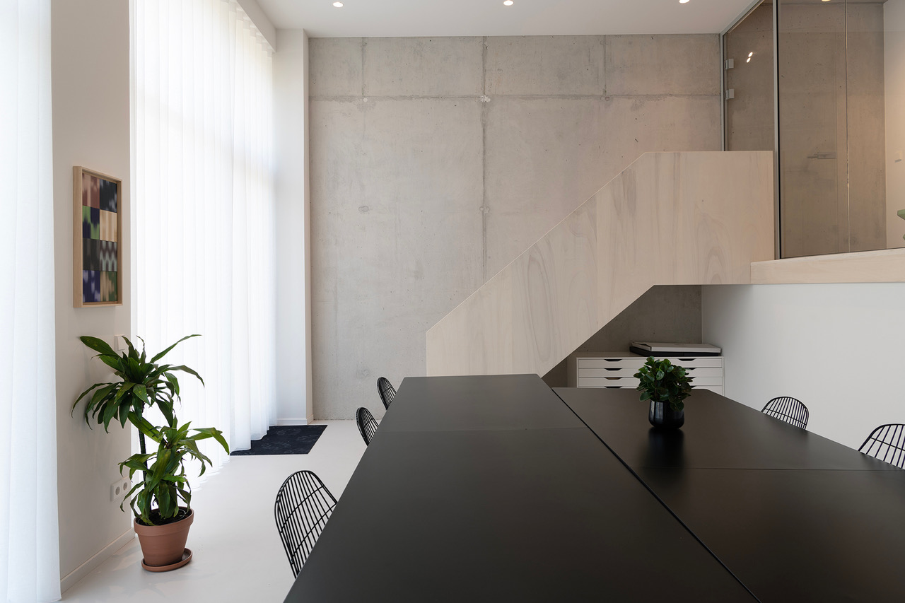 Vergadertafel bij het raam in de vergaderruimte van Locatie 1196 in Breda