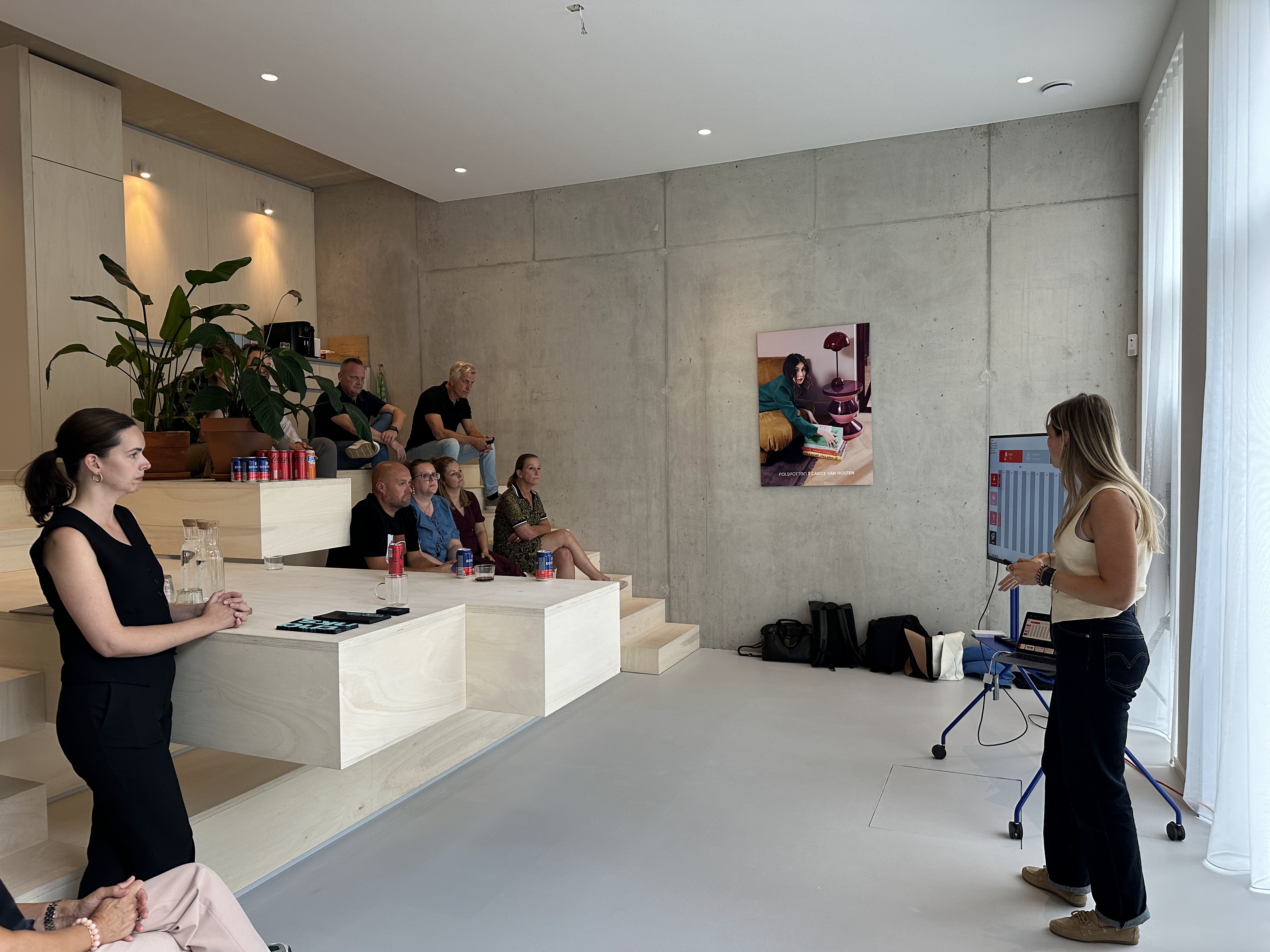 Presentatie vanaf de witte tribune tijdens een workshop bij Locatie 1196