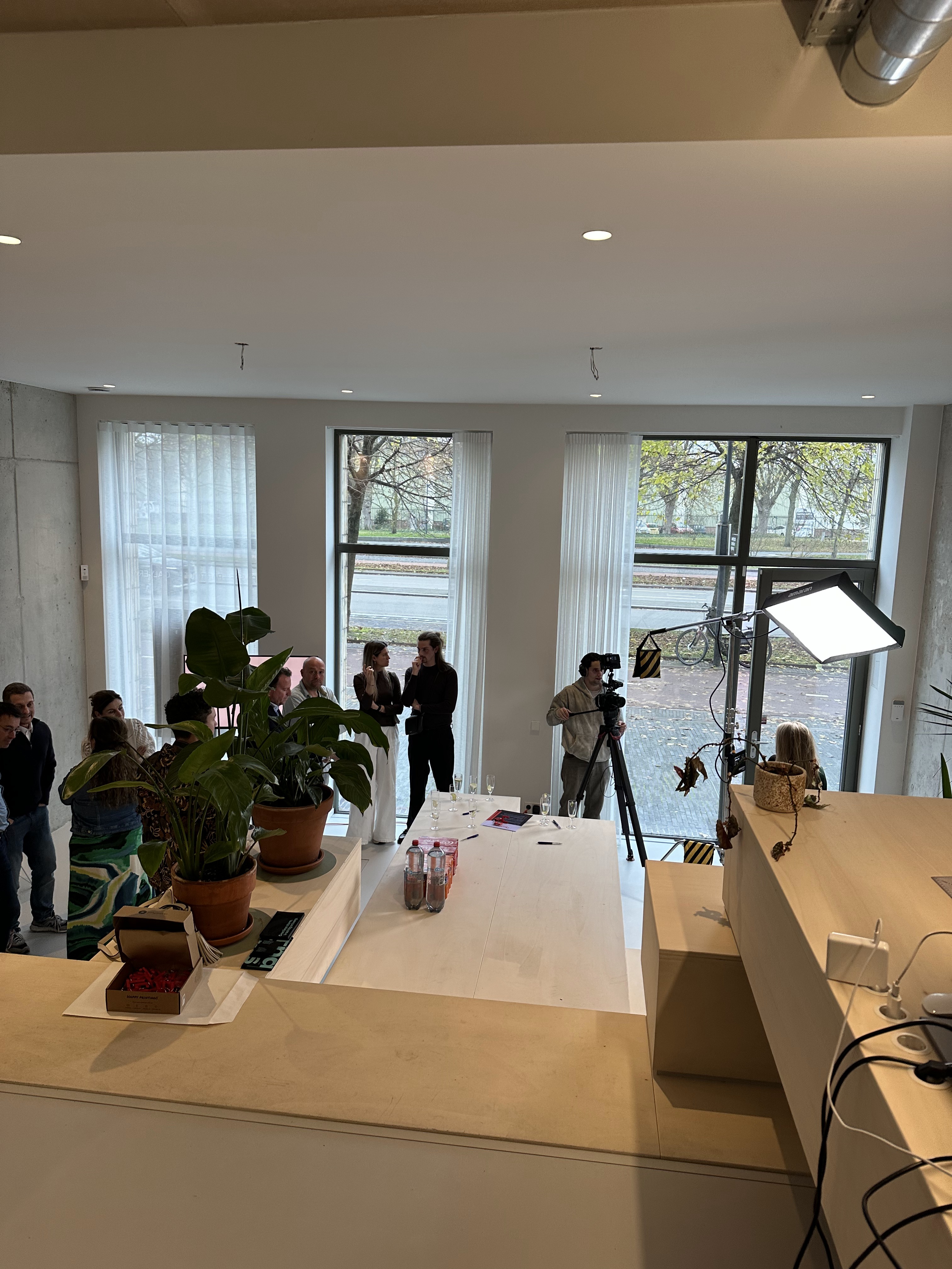 Fotoshoot met studiolamp en statief in de fotostudio van Locatie 1196