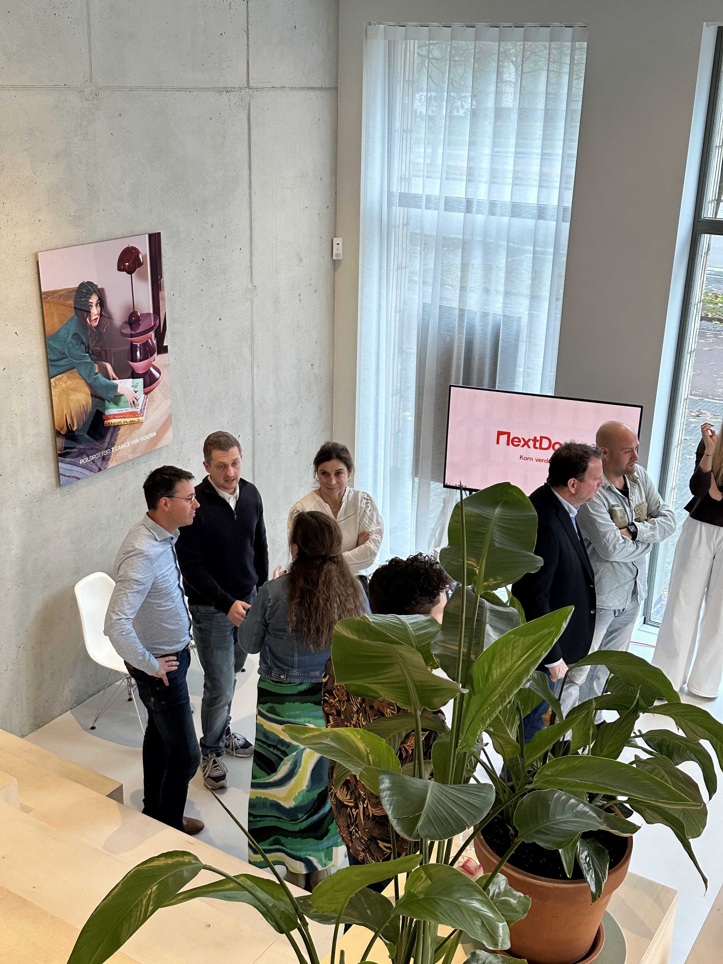 Netwerkbijeenkomst met presentatiescherm in de studio van Locatie 1196 in Breda
