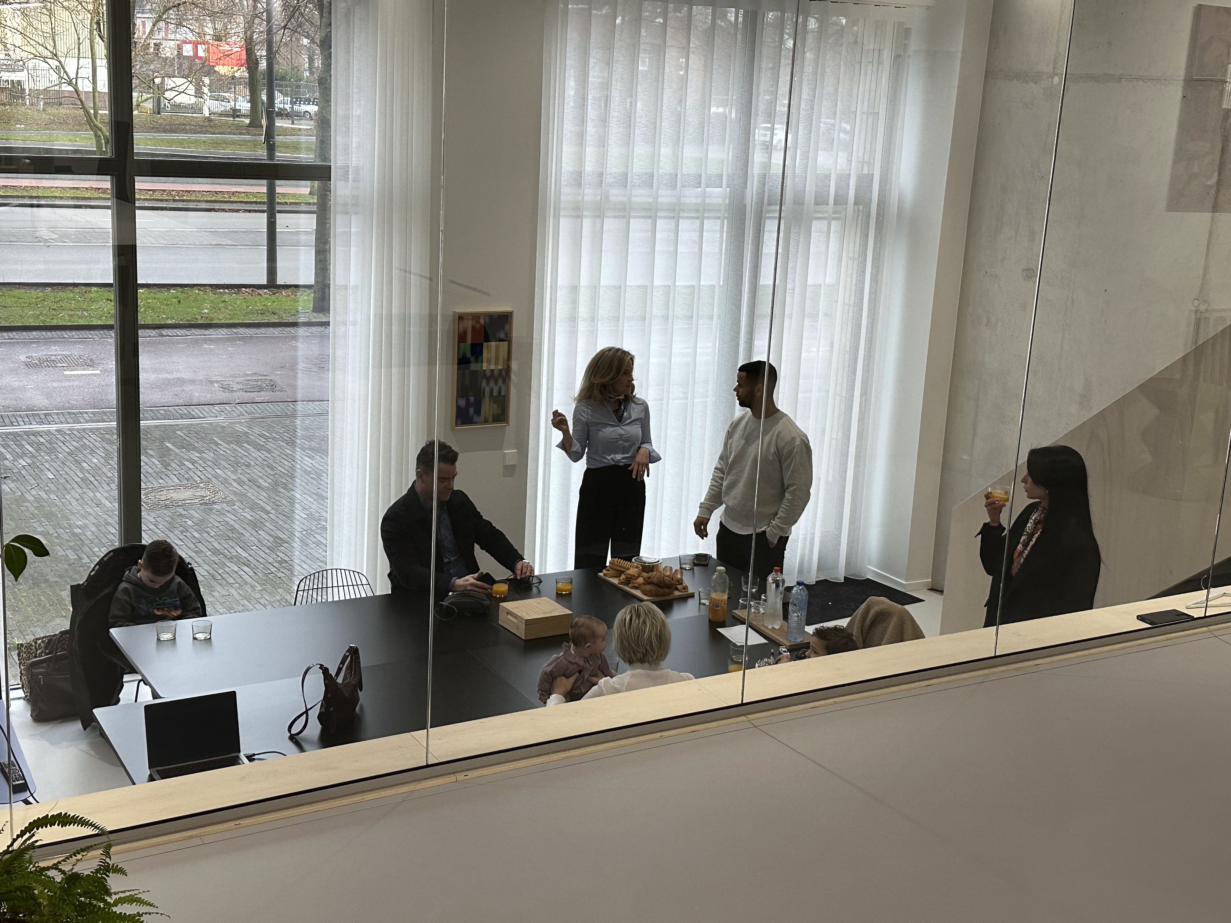 Bijeenkomst met borrel in de studio van Locatie 1196 in Breda